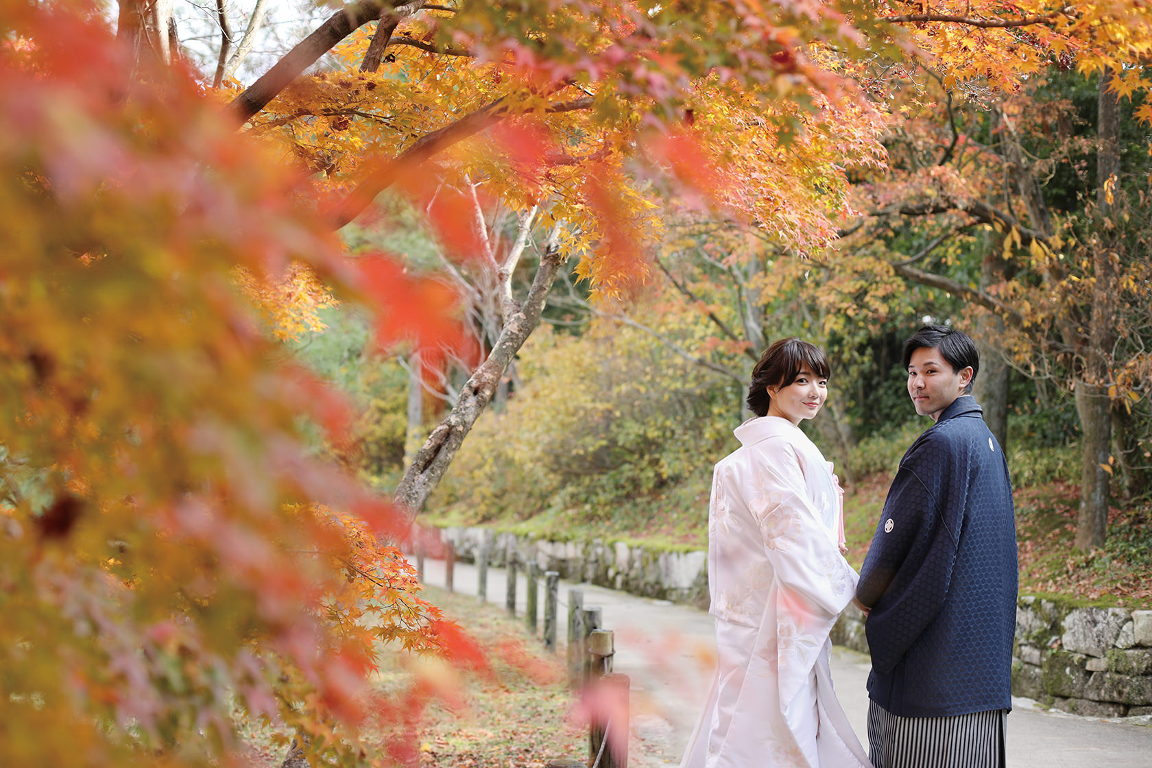 紅葉の下、和装で撮影。幸せな瞬間を自然の美しさとともに残せるのもフォトウエディングならでは。